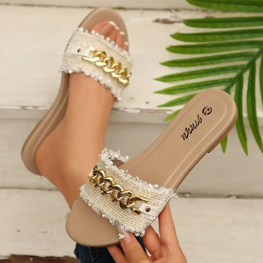 Women's Summer Fashion High-End Slippers with a Lightweight Feel, Breathable, Suitable for Both Indoor and Outdoor Use, One-Strap Design with Chain on the Upper, Stylish and Versatile, Perfect for Travel and the Beach