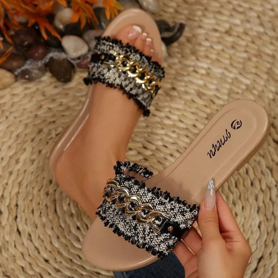 Women's Summer Fashion High-End Slippers with a Lightweight Feel, Breathable, Suitable for Both Indoor and Outdoor Use, One-Strap Design with Chain on the Upper, Stylish and Versatile, Perfect for Travel and the Beach